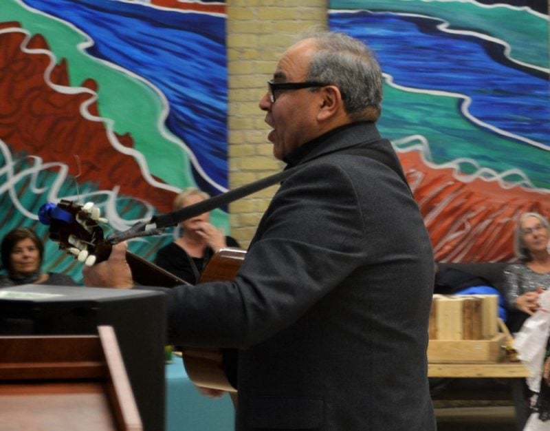 Singer at HeartLinks fundraiser