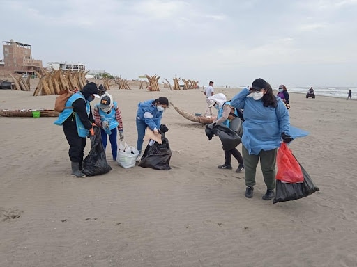 leadership school participants in PEP clean up a beach